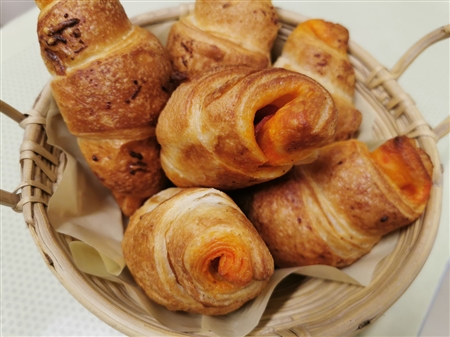 Mini croissant kolbászos